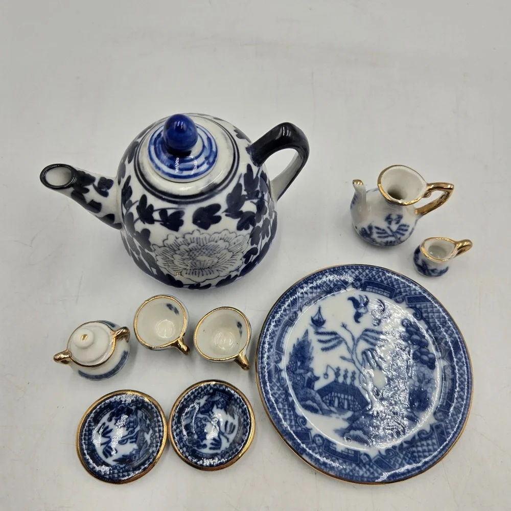 Vtg Miniature Ceramic Tea Set 9 pcs BLUE WILLOW Blue & White w Gold Trim EXC
